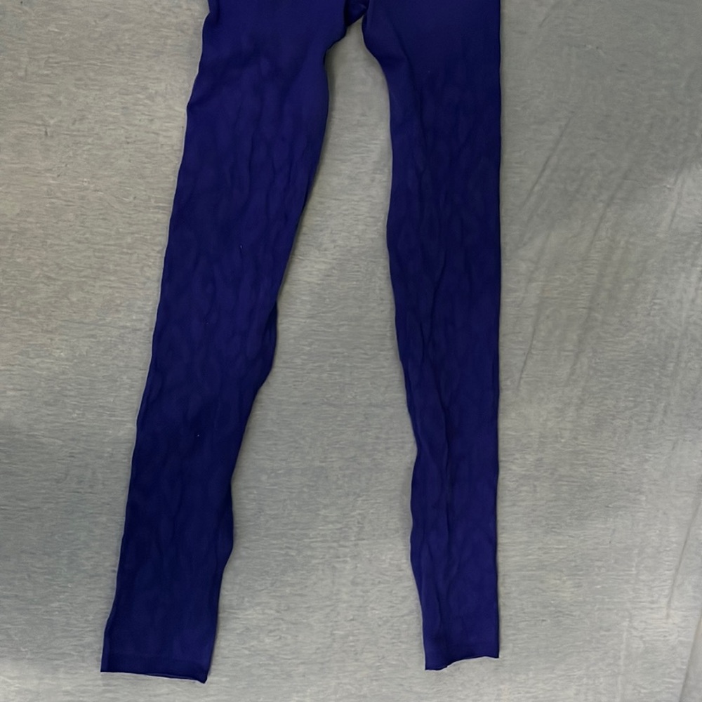 2 pairs of fabletics leggings - Picture 6 of 7